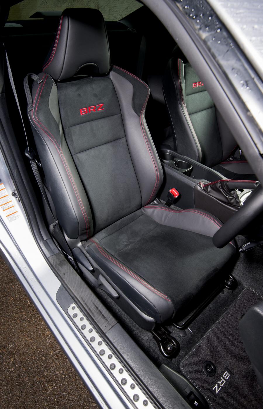 Интерьер Subaru BRZ 2016 года  (UK) (фото 27 из 40)